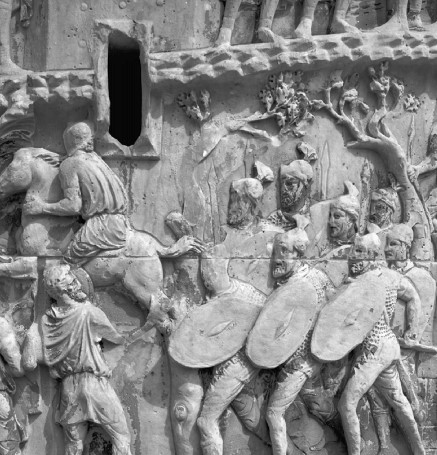 Relief von kämpfenden Männern mit Waffen und Rüstungen