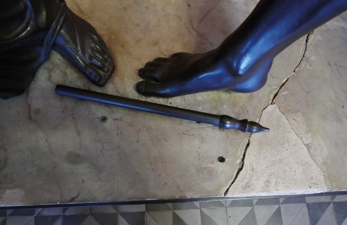 2 Füße und eine Flöte von oben gesehen