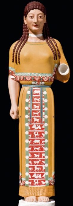 Colorierte Statue einer bekleideten Frau