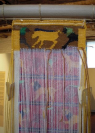 Ein Webstuhl mit begonnenem Webstück