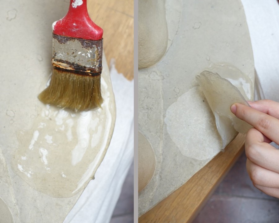 Links ein Pinsel, der ein Gel aufträgt. Rechts eine Hand, die das getrocknete Gel abzieht