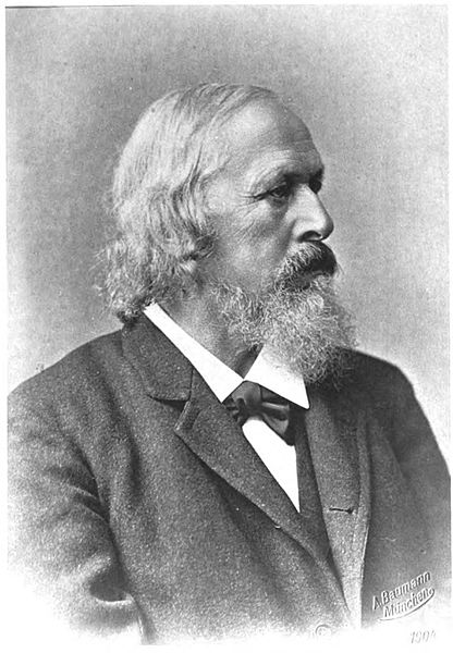 Schwarz-weiß Foto eines alten Mannes mit Bart