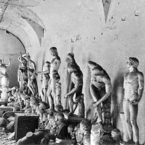 Altes schwarz-weiß Foto von Abgüssen