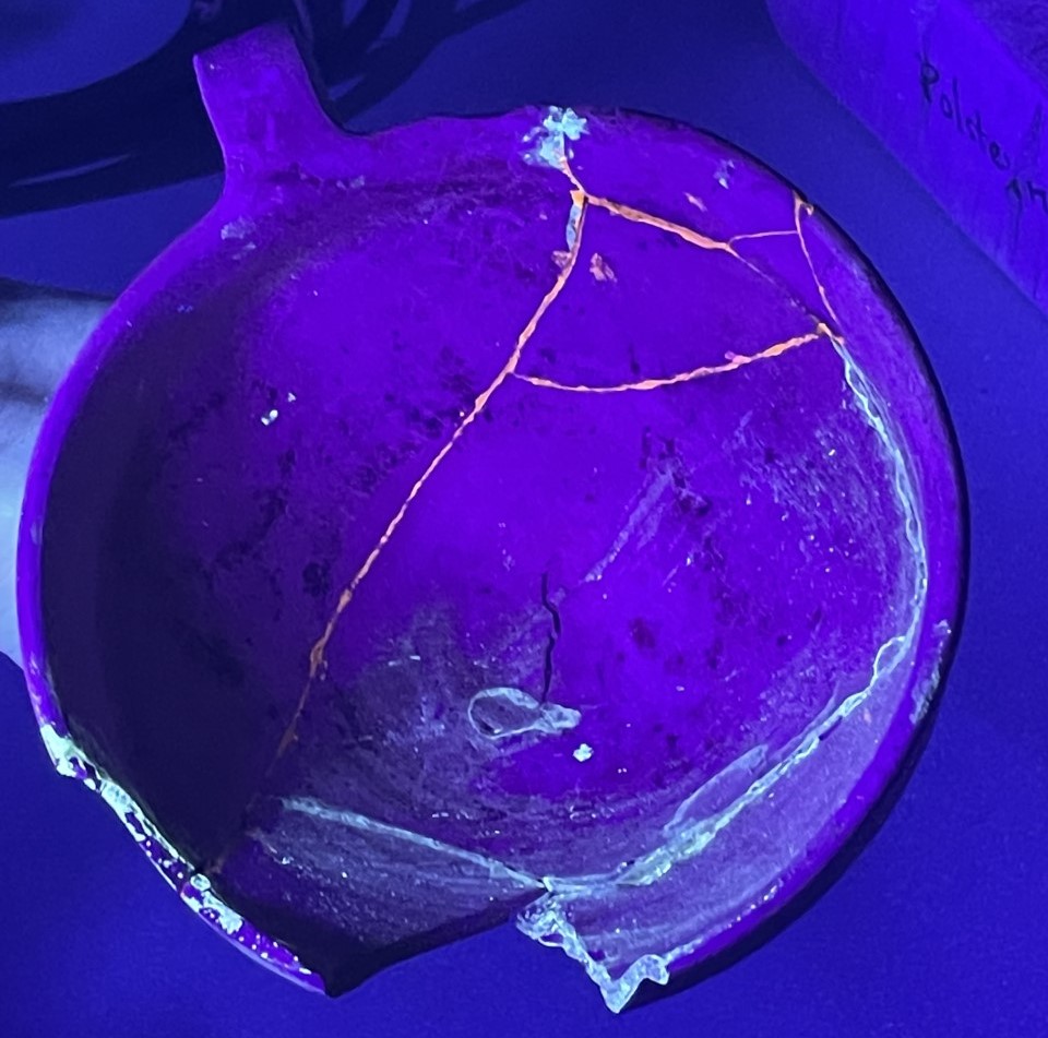 Gefäß von oben im lila Licht mit sichtbaren Sprüngen