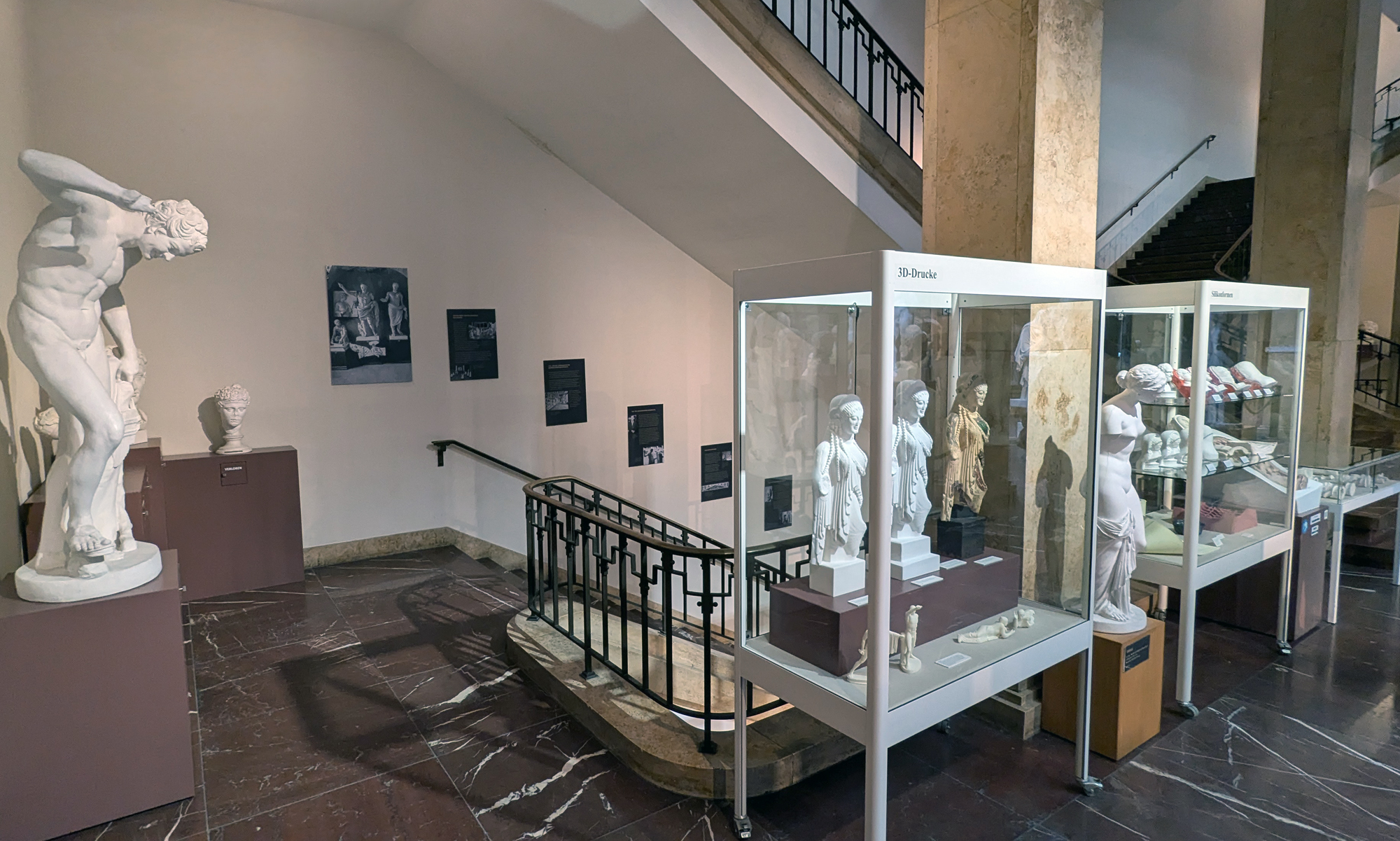 Treppenabgang mit Ausstellungsstücken zu Technik und Geschichte des Museums