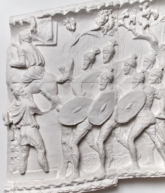 Relief mit kämpfenden Männern mit Rüstungen und Waffen