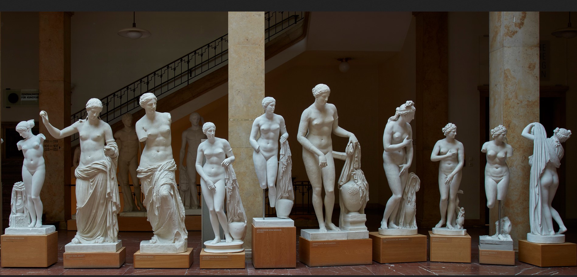 Eine Reihe von ähnlichen weiblichen Statuen