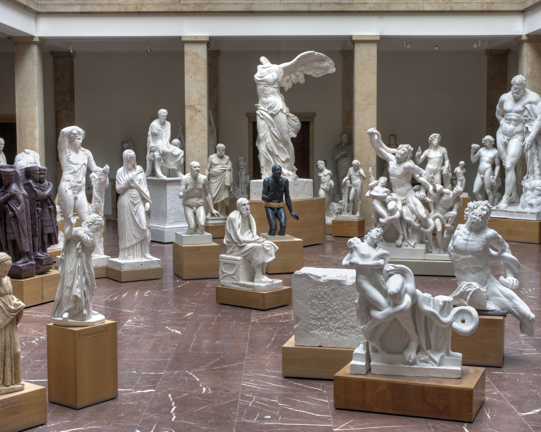 Blick in den ersten Lichthof des Museums mit vielen Statuen