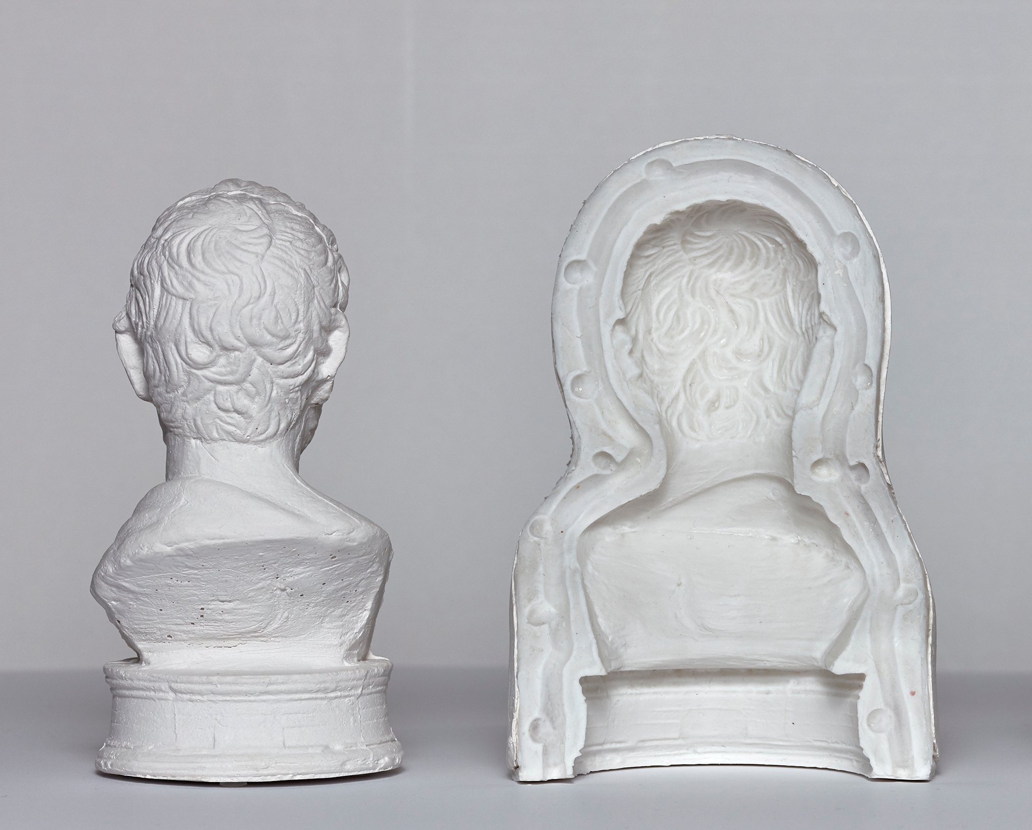 Links ein Abguss und rechts die passende Form dazu. Jeweils von hinten. 