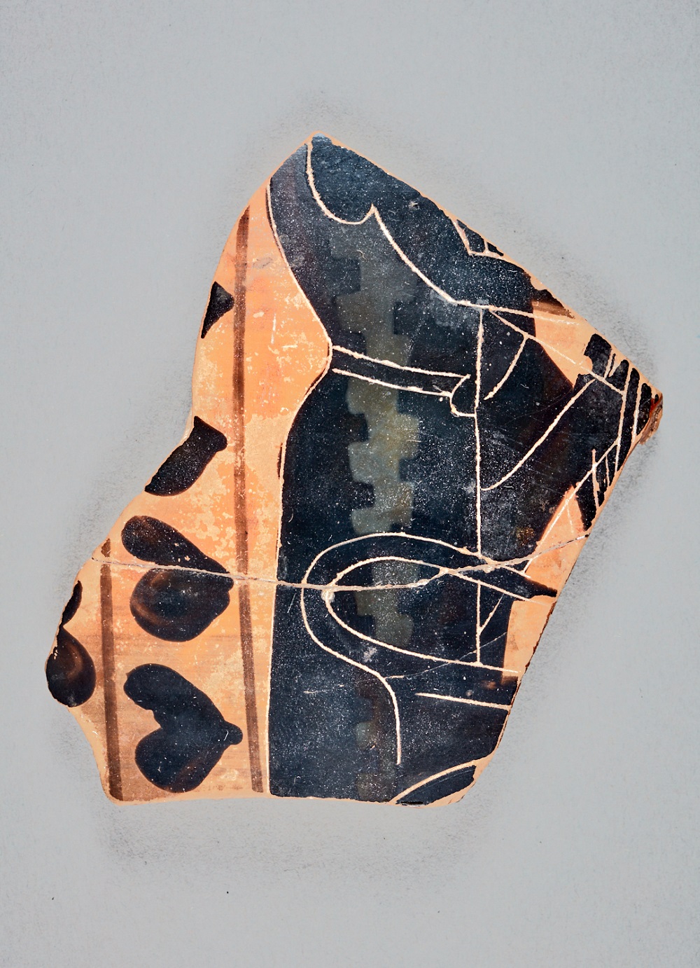 schwarz-rote Keramikscherbe