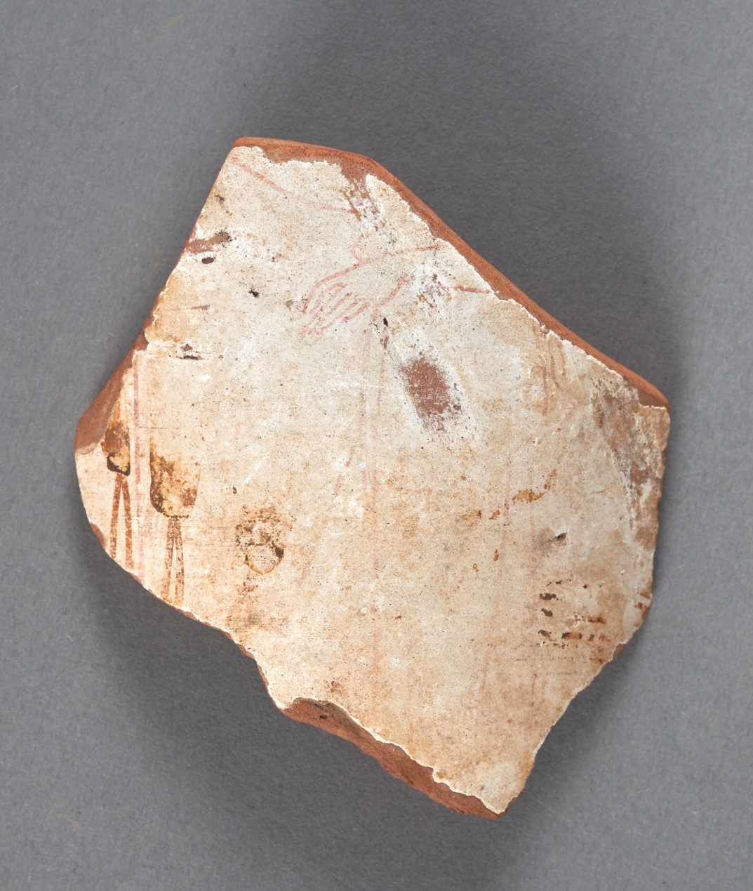 Weißliche Keramikscherbe