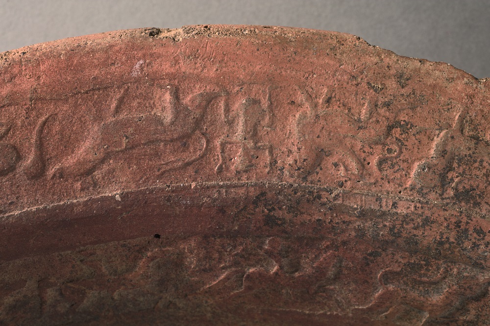 Nahaufnahme der Randscherbe eines Gefäßes