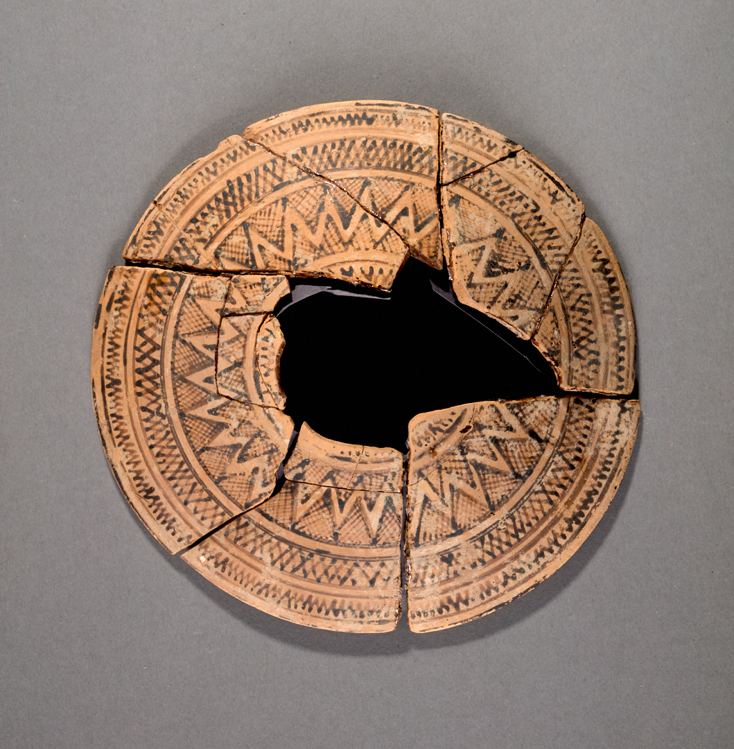 Gesprungener Deckel eines Gefäßes mit Loch