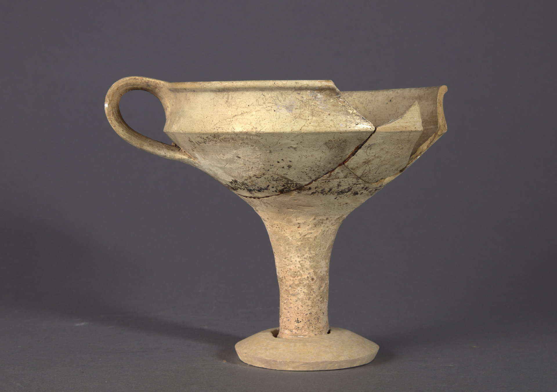 Keramikschale mit Henkel und Fuß