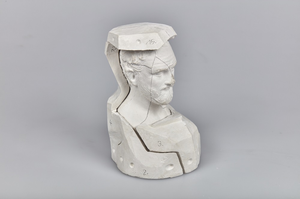 Gips-Kopf aus verschiedenen Teilen zusammengesetzt