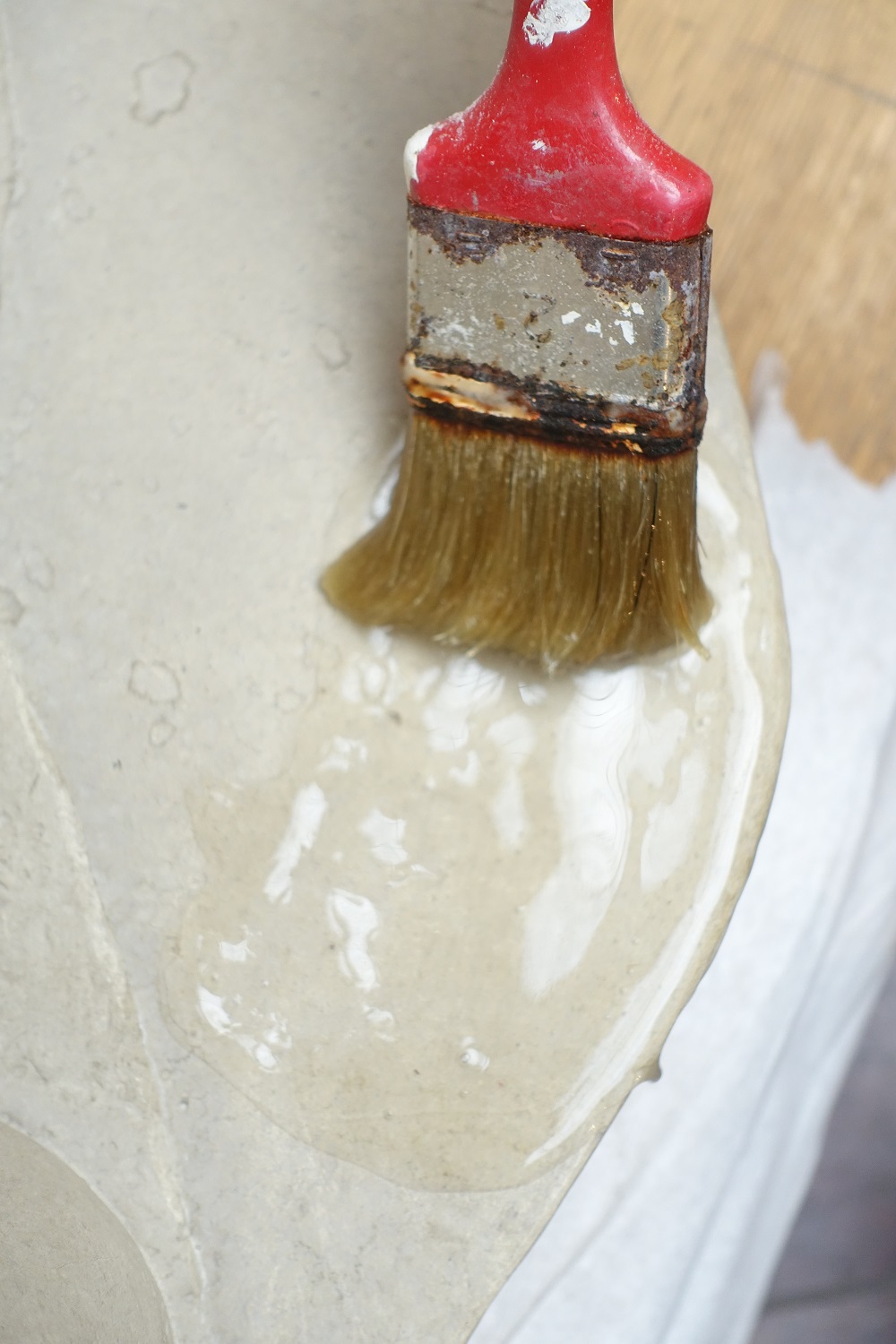 Pinsel mit Gel, das bereits aufgetragen ist