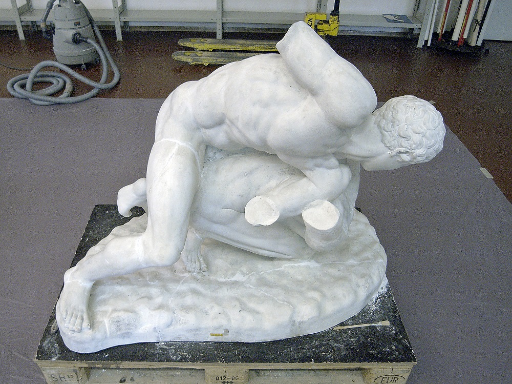 2 Jünglinge ringen auf dem Boden