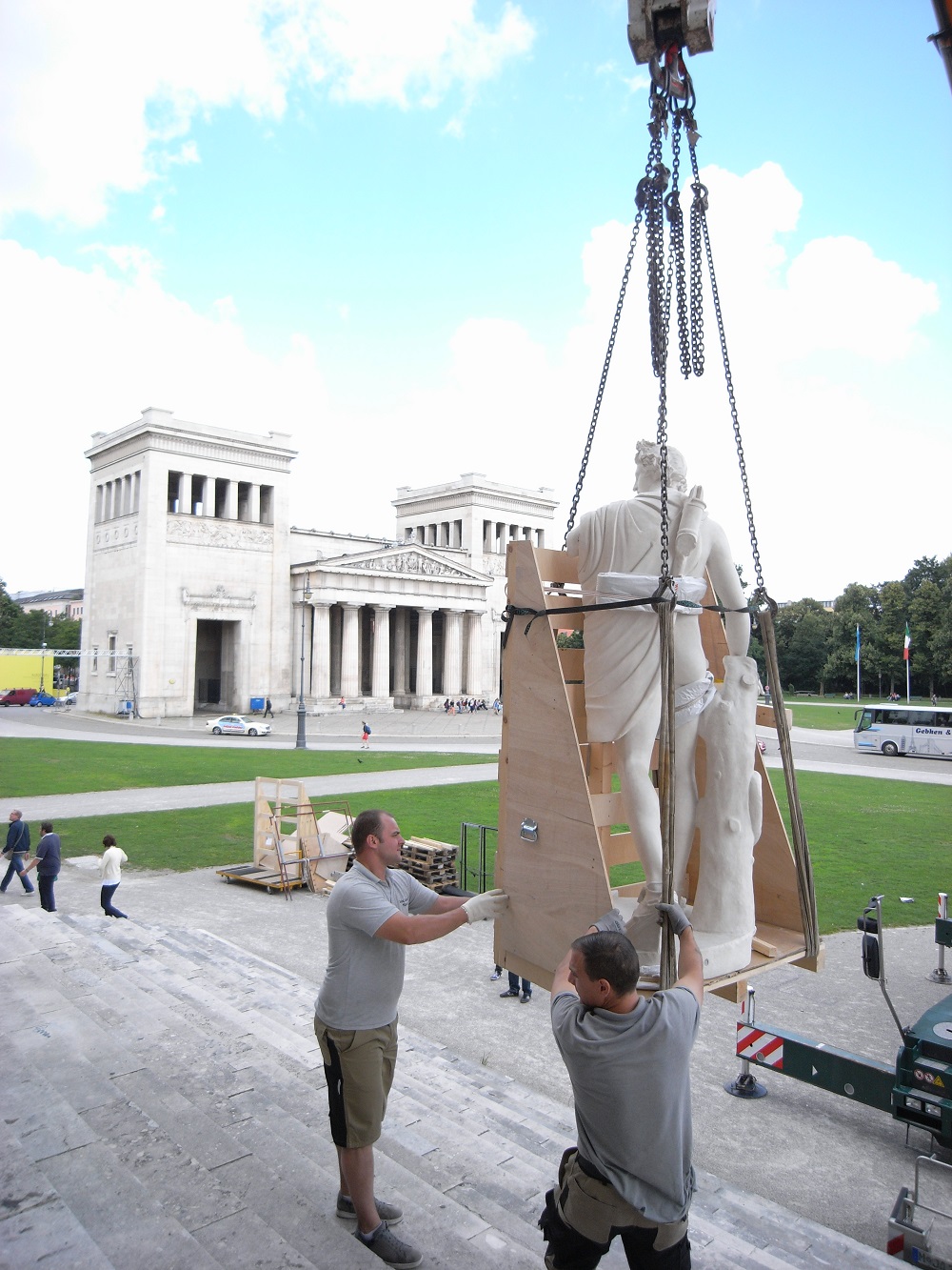 Eine Holzkiste hängt an einem Kran