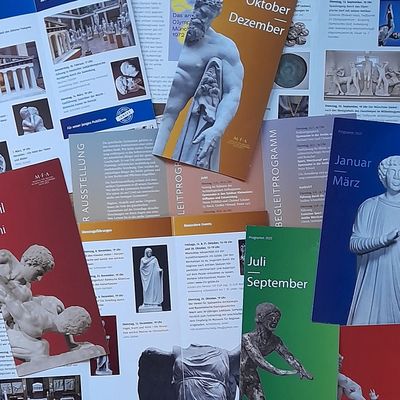 Verschiedene Hefte mit Veranstaltungen